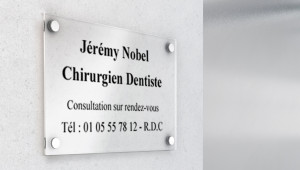 Plaque professionnelle en plzexiglas Votre plaque professionnelle personnalisée en plexiglas pour une meilleure visibilité
