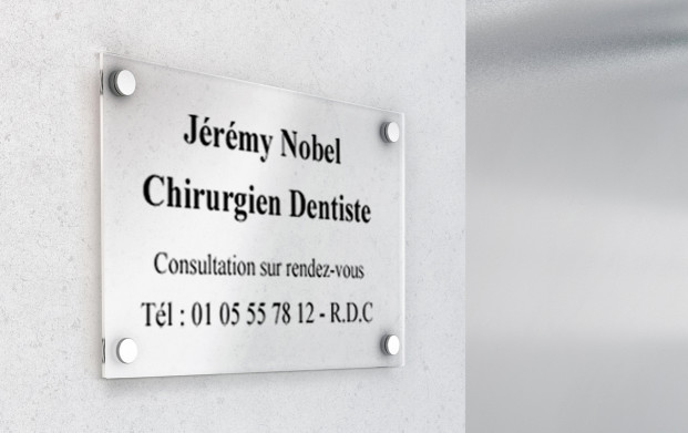 Plaque professionnelle en plzexiglas Votre plaque professionnelle personnalisée en plexiglas pour une meilleure visibilité