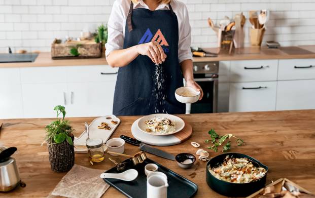 Personnalisez un tablier de cuisine tendance et stylé en denim pour afficher votre marque