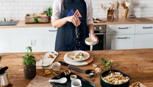 Personnalisez un tablier de cuisine tendance et stylé en denim pour afficher votre marque