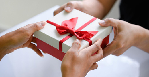 En période de fin d’année, offre des cadeaux d'affaire pour marquer vos clients et collaborateurs.