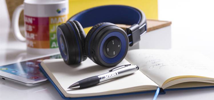 Casque bluetooth élégant arborant COPYTOP, illustrant la fusion entre technologie connectée et personnalisation pour une communication d'entreprise innovante