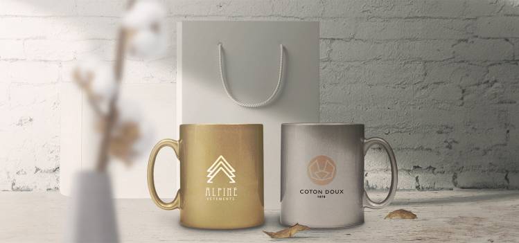 Deux mugs personnalisés | COPYTOP : l'un avec un logo d'entreprise élégant, l'autre avec un message doux, illustrant la variété des options de personnalisation disponibles